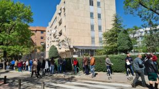Опашка дълга четири пресечки се изви пред българското посолство в