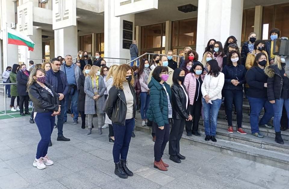 И прокурорите от Бургас се събраха на мълчалив протест пред