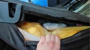 Митнически служители задържаха близо 1 килограм кокаин скрит в седалките
