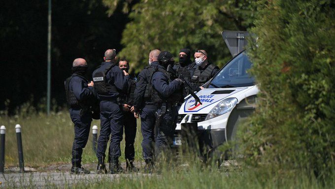 Мъжът, --> с нож полицейска служителка в западния френски град