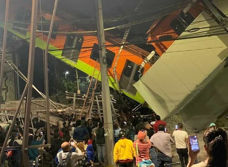 Надлез рухна в мексиканската столица в момент, в който по