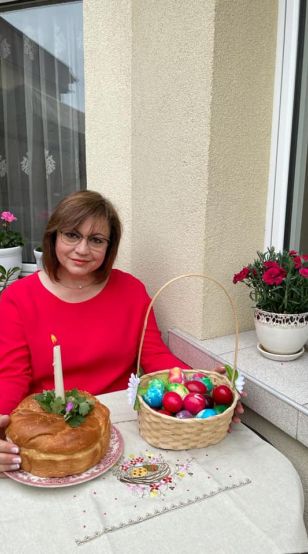 Лидерът на БСП Корнелия Нинова поздрави във Facebook всички българи
