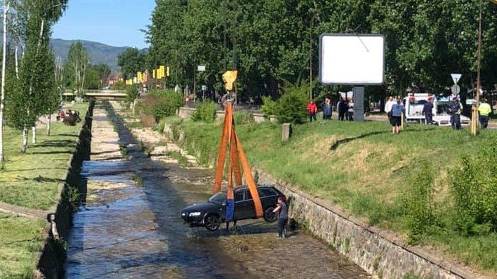Лек автомобил Ауди ” падна в река Банщица в Кюстендил.