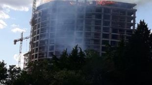 Пожар избухна на последния етаж на новостроящ се блок във