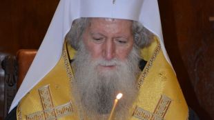 Негово Светейшество българският патриарх Неофит получи Благодатния огън от Йерусалим