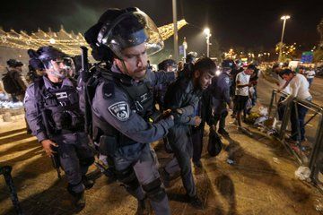 При нови сблъсъци снощи между израелски полицаи и палестински демонстранти