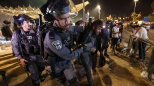 При нови сблъсъци снощи между израелски полицаи и палестински демонстранти