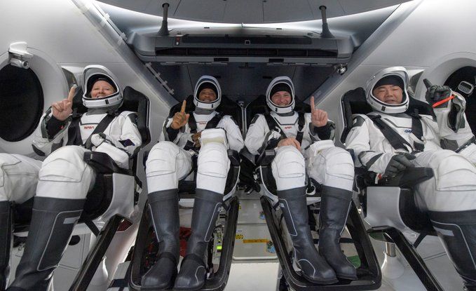 Първата шестмесечна ротация на екипажа на Международната космическа станция която