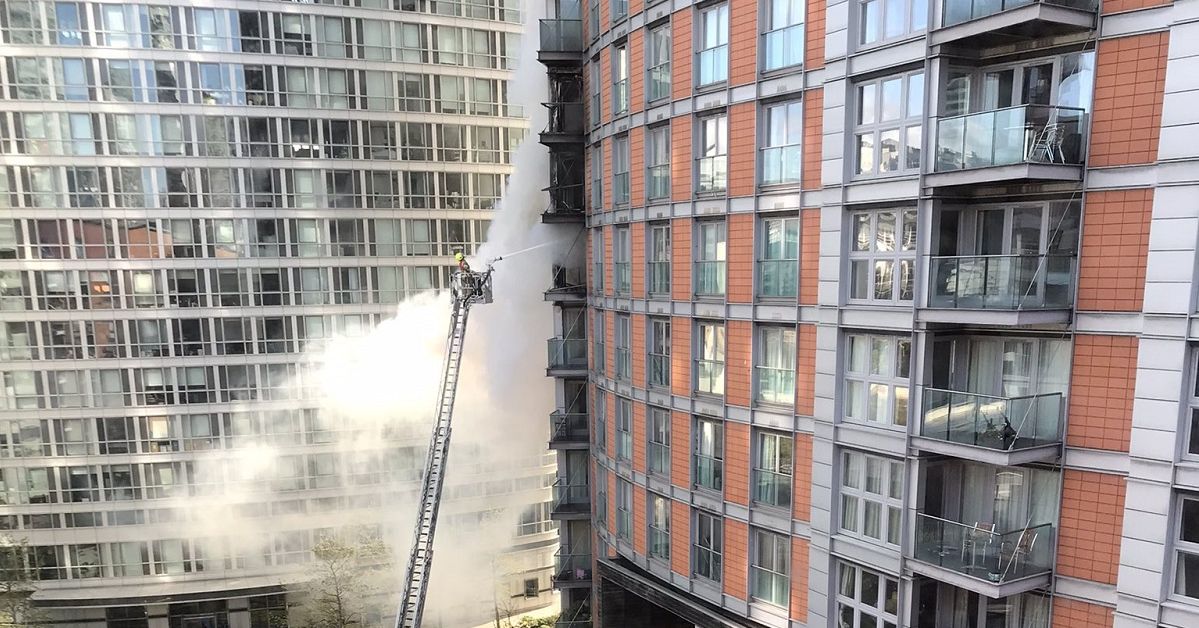 Пожарникари гасят огромен пожар в небостъргач в Лондон. Спешните служби