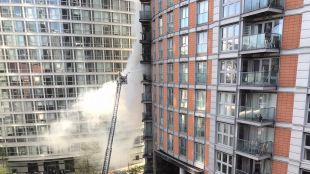 Пожарникари гасят огромен пожар в небостъргач в Лондон Спешните служби