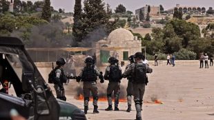 Израелската полиция атакува мюсюлмански богомолци присъствайки на петъчната молитва в