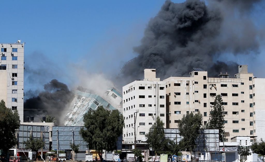 Израелски въздушен удар разруши 11-етажна сграда в град Газа, в