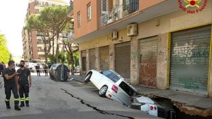 Огромна дупка се отвори изневиделица на улица в Рим Ямата