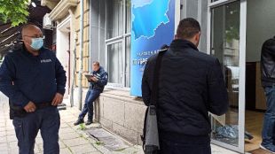 Вандали потрошиха входната врата на офиса на ГЕРБ район