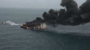 Пожар на контейнеровоз превозващ химикали бушува вече шести ден край