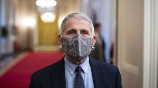 Според инфекционист номер едно на САЩ доктор Антъни Фаучи защитните маски могат