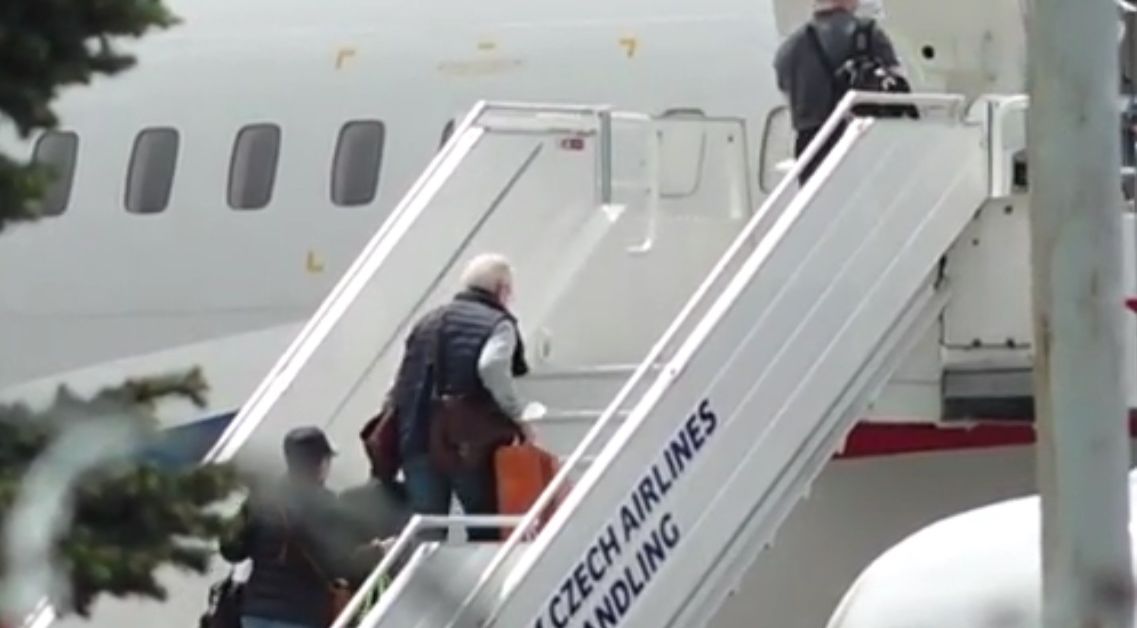 Първи самолет с руски дипломати на борда, за чието експулсиране