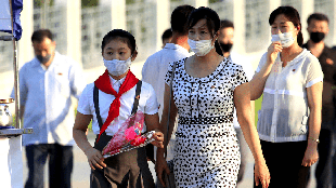 Северна Корея отмени задължителното носене на маски и облекчи други