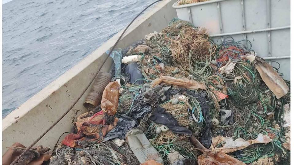 Тонове плаващи мрежи, пластмаса и други боклуци са изчистени от