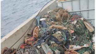 Тонове плаващи мрежи пластмаса и други боклуци са изчистени от