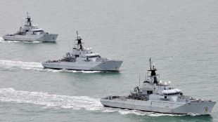 Кораби от Кралския военноморски флот на Великобритания патрулират водите около