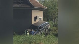 Кола паркира върху ограда на къща във Врачанско Това е