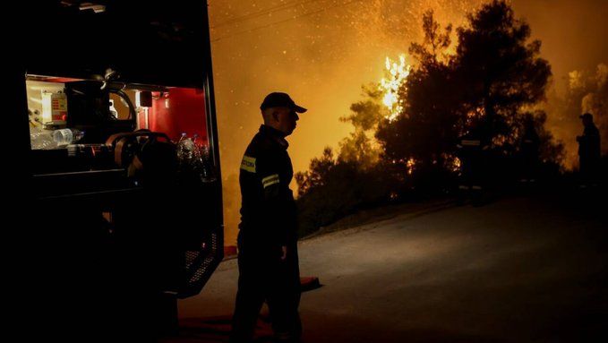 Голям пожар гори в гръцката област Коринт. Евакуирани са жители