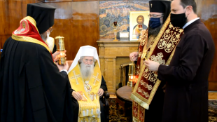 Негово Светейшество Българският патриарх Неофит получи Благодатния огън от Йерусалим