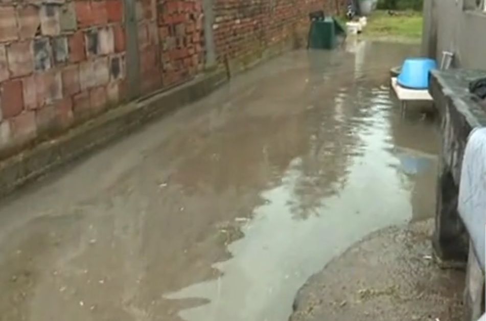 В резултат на предизвикани от проливни дъждове наводнения в западния