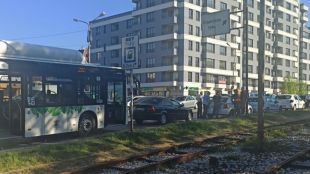 Катастрофа между два автомобила и автобус на градския транспорт е