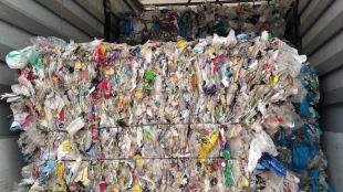 Камиони с пластмасови отпадъци с произход от Румъния Полша и
