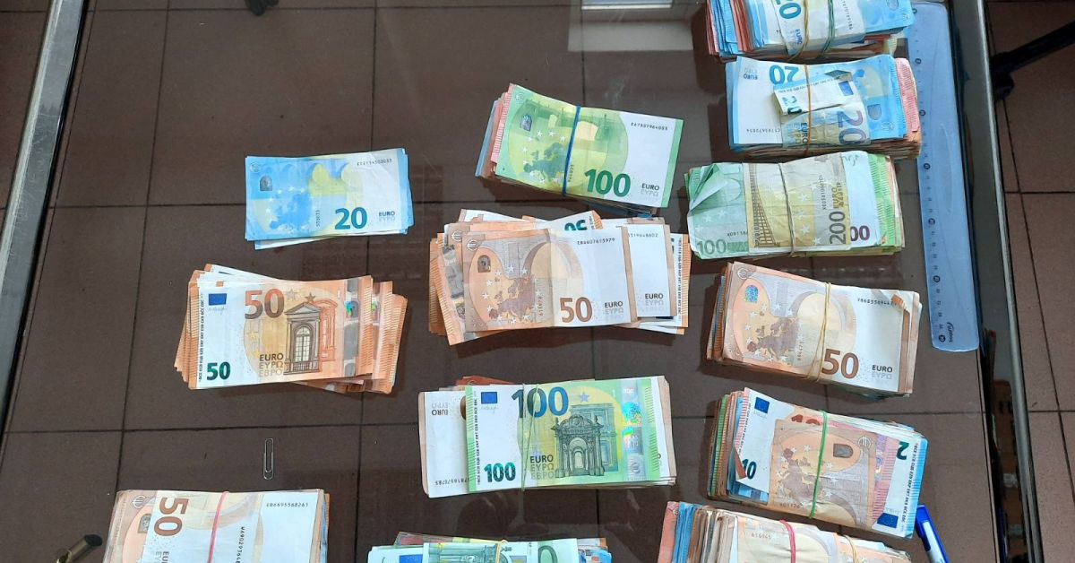 Митнически служители откриха недекларирани 100 000 евро в хладилен товарен