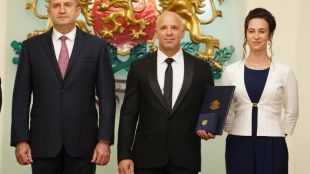 Президентът Румен Радев връчи Почетния знак на държавния глава на