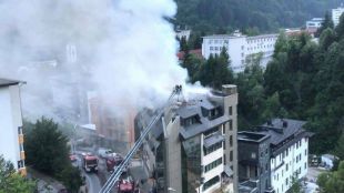 Голям пожар гори в Смолян на покрива на бизнес сграда