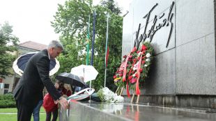 Министър председателят Стефан Янев поднесе цветя на паметника на Христо Ботев