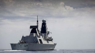 Два военни кораба на НАТО въоръжени с управляеми ракети навлязоха