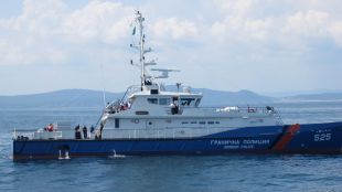 Екипажът на българския граничен полицейски кораб 525 Обзор заминава за