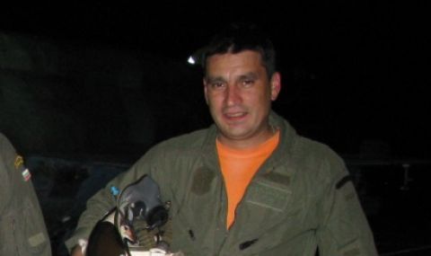 47-годишният майор Валентин Терзиев е пилотът на изчезналия над Черно