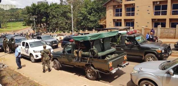 Въоръжени мъже нападнаха колата на генерал Катумба Вамала, министър на