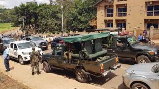 Въоръжени мъже нападнаха колата на генерал Катумба Вамала министър на