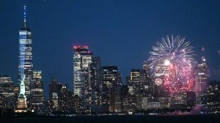 Градските власти в Ню Йорк организираха заря с цветни фойерверки