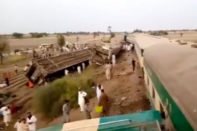 Два експресни влака са се сблъскали в Южен Пакистан, съобщи