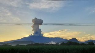 Вулканът Ринкон де ла Виеха в Коста Рика изригна зрелищно