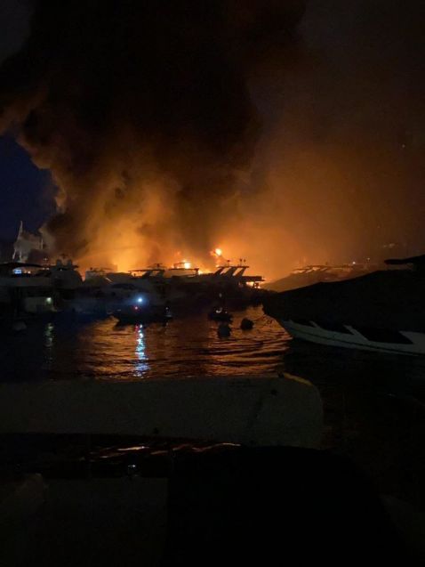 Пожар избухна в яхтеното пристанище на Хонконг в ранните часове