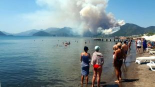 Огромен горски пожар гори близо до турския курорт Мармарис съобщават