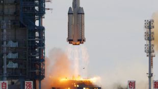 Китай изстреля в четвъртък първия космически кораб с тричленен екипаж