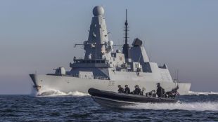 Руски изтребител и патрулен кораб откриха предупредителен огън срещу британския