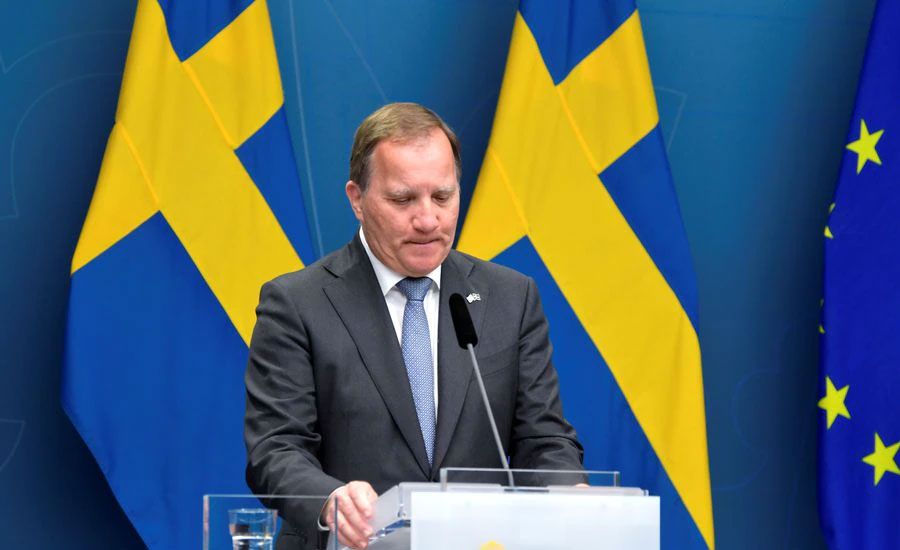 Шведският премиер Стефан Льовен заяви в понеделник, че е предал