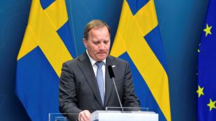 Шведският премиер Стефан Льовен заяви в понеделник че е предал