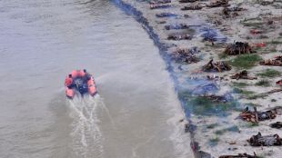 При сезонното наводнение в коритото на река Ганг стихията изрови